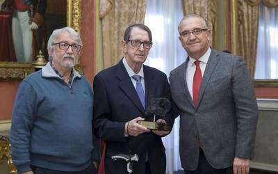 Gabriel Inbuluzketa kazetariak jaso du 2019ko Txondorra-egur ikatza saria