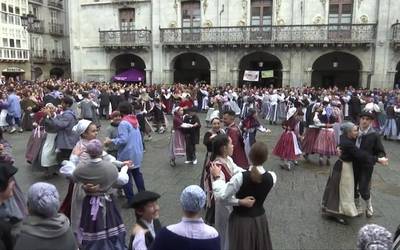 Txerri dantza herrikoiak lepo bete du plaza