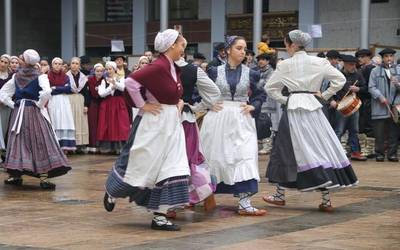 Dantzarako eta musikarako tokia ere badago Santamas egunean