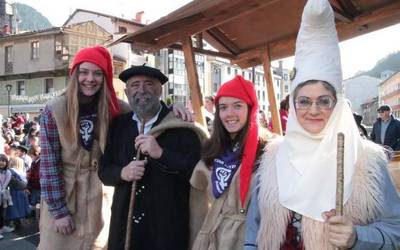 Ume eta gazte guztien gutunak eta eskariak hartu dituzte Olentzerok eta Mari Domingik