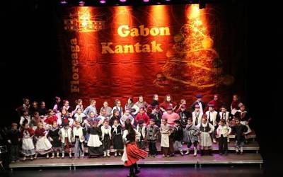 Abesbatzek Gabon kantez girotu dute Baztartxo antzokia