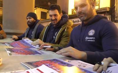 Ordiziako Rugby taldeak herriko plaza girotu zuen urtea agurtuz