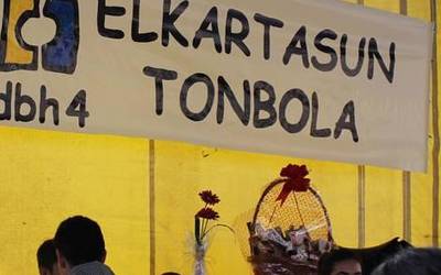 2423 zenbakiak irabazi du ikastolako Elkartasun Tonbolako saskia