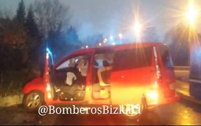Auto batek errepidetik irten eta baserri bateko garajea kolpatu du Euban