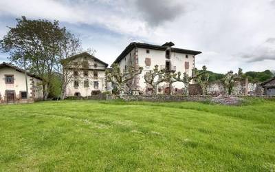 Aroztegiko ermita Palacio de Arozteguía enpresarena ez dela erran du epaileak
