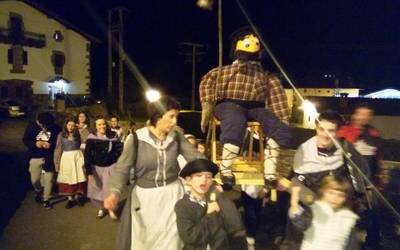 Olentzero soinean kantuz alaitu dute aniztarrek herria