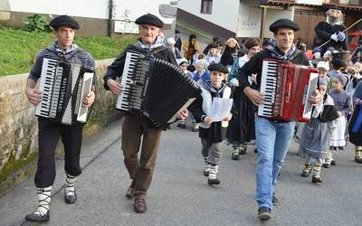 Ongietorri beroa eskaini diete aranztarrek Olentzero eta Mari Domingiri