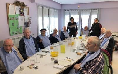 Opariak banatu dituzte Udal ordezkariek Iturbide egoitzan