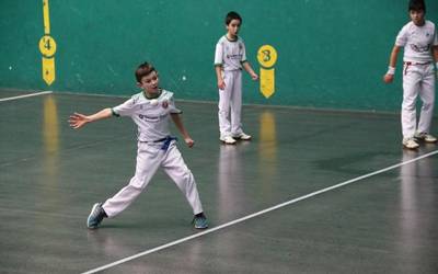 Gabonetako pilota txapelketa jokatzen dihardute Antzuolan