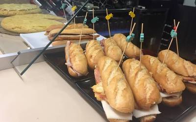 Pintxo-potea eguenetik astelehenera aldatzeko sinadurak biltzen ari dira Durangaldean
