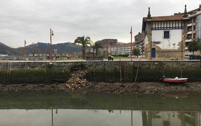 Moilaberriko horma zati batek eman egin du eta betetze materiala Arroarrekara erori da