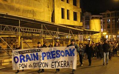 Euskal presoak etxeratzeko eta haien eskubideak betetzeko eskatu dute ehunka azpeitiarrek