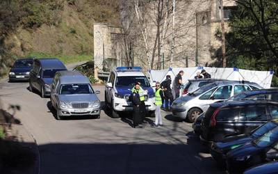 Bi gazte agertu dira hilda aparkatutako auto baten barruan Arrasaten