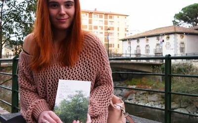 “Ez ditut nire esperientzia propioak hartzen idazterako orduan, irudimen handia dut”