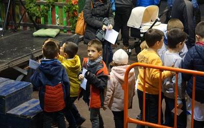 Aiako txikienek ilusioz beteta eman dizkiote gutunak Errege Magoen laguntzaileari