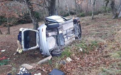 Pertsona bat hil da Samaniegon, auto istripuan