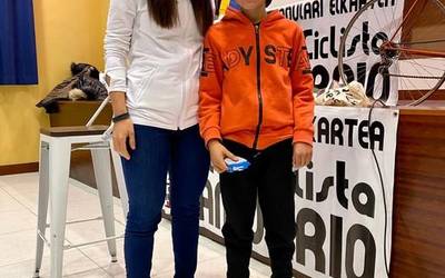 Lourdes Oyarbide Movistarreko txirrindulariak solasaldia eskaini zuen ostiralean Amurrion