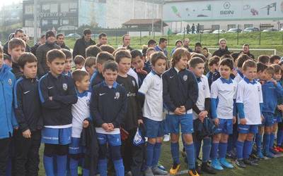Futbol eskolako neska-mutilez lagunduta, 'Izen eta izan' ipuina aurkeztu du Lagun Onakek