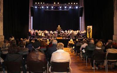 Jende ugari bertaratu da Udal Musika Bandaren Errege eguneko kontzertura