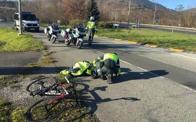 86 urteko txirrindulari bat zauritu da Ollokin, PA-30 errepidean erorita