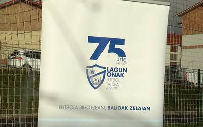 Futbol eskolako neska-mutilez lagunduta, 'Izen eta izan' ipuina aurkeztu du Lagun Onakek