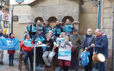 U11ko manifestazioarekin bat egin dute Bilboko hainbat ostalarik eta animazio taldek