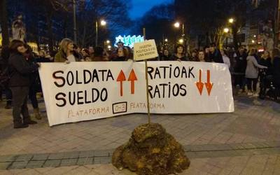 "Ratioen jeitsiera eta soldata duina lortu arte kalean izango gaituzte"