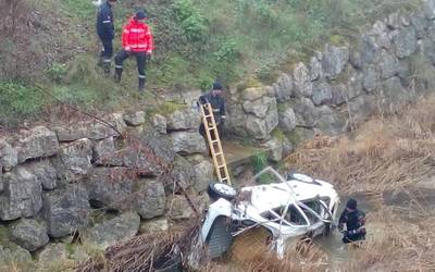 Uztailaren 8ko uholdeak eramandako auto bat atera dute Zidakos ibaitik