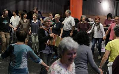 Maiatzera bitartean lau dantzaldi zuzeneko musikarekin