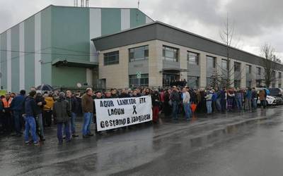 Gestamp Bizkaiako Abadiñoko langileek auto istripuan hildako kidea gogoratzeko elkarretaratzea egin dute