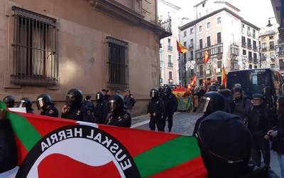 Antifaxistek Voxen deialdiari aurre egin diote Iruñean