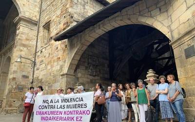 Andereak elkarteko kideek Ofelia Hernandez oroitu dute, erailketaren 15. urteurrenean