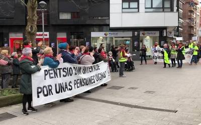 [BIDEOA] "Protesten hirugarren urtea" hasita,  Iurretako eta Durangoko pentsiodunek manifestazioa egin dute