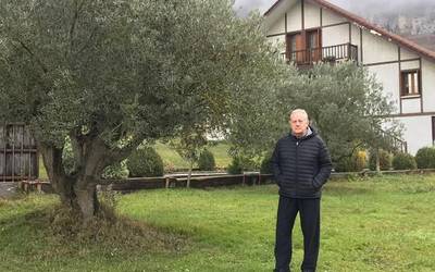 "Niretako lorategian izateko zuhaitz aproposena da"