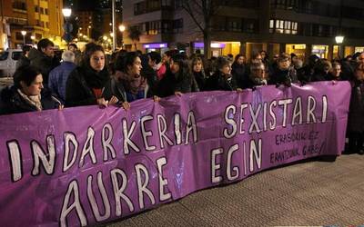 Elkarretaratzea egin dute Bilboko Uribarri auzoan, auzokide batek pairatutako eraso matxista salatzeko