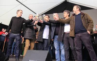 Irudietan: Aiako eta Orioko upategiek ere aurkeztu dute txakolin berria San Anton egunean