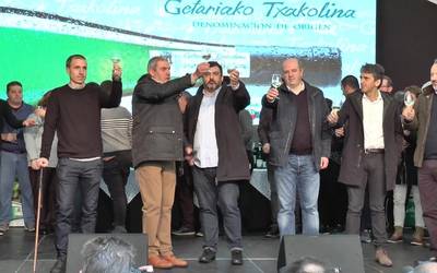 Goraino bete dira herriko plaza eta inguruak  San Anton egunean.