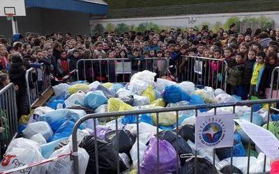 Plastikoaren kontsumo gehiegikeriaz hausnartzen