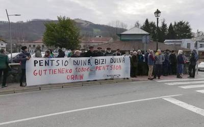 Pentsio eta bizi duinaren aldeko elkarretaratzea egin dute Beran