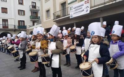 Gogotsu astindu dituzte danborrak neska-mutikoek