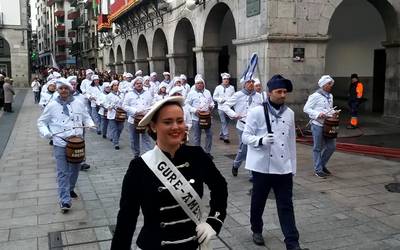 Festak ez du etenik Azpeitian