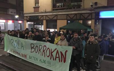 [ARGAZKIAK] Abadiñoko herritarrek elkartasuna adierazi diete Astolako kiroldegiko langileei