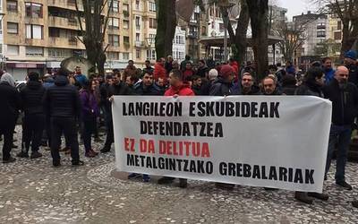 Metalgintzako grebaren harira identifikatutako lagunari elkartasuna adierazi diote epaitegi aurrean