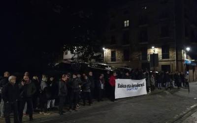 Azken atxiloketak salatu eta bakearen eta demokraziaren aldeko aldarria kalera atera dute