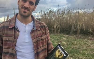 “Bakardadean sufritzen duten eta ezulertuak edo ahaztuak sentitzen diren pertsonentzako omenaldia da liburua”