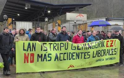Elkarretaratzea egin dute Arcelor Mittal-eko langileek atzoko lan istripua salatzeko