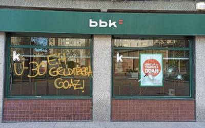 Greba orokorrean parte hartzearen aldeko pintadak Otxarkoagako BBKko egoitzan