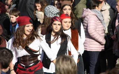 Sunbillako inauterietako igandeko karroza desfileak jendetza bildu du aurten ere