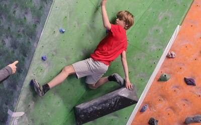 Gipuzkoako 37 neska-mutikok jokatu du eskolarteko boulder ligaxka