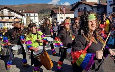Kolorea, dantzak eta umorea nagusi igandean Leitzan